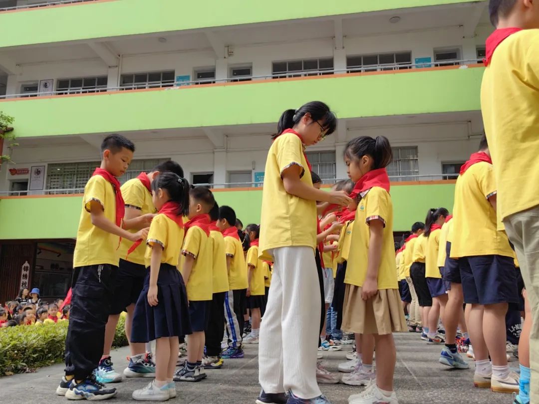 锦绣路小学【入队|静秀德育】“红领巾爱祖国  挺膺担当向未来”——2024年第一批少先队员入队仪式 第13张