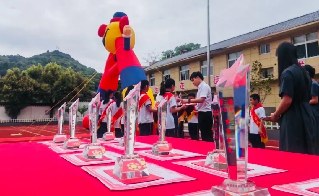 护航成长,与爱童行——月湖小学“学习之星”颁奖典礼暨浙商银行爱心公益庆六一、镇领导莅临我校进行“六一”慰问系列活动 第2张