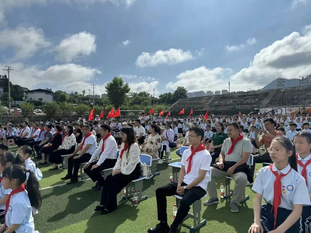 铜仁市第二十小学(学院附小)“红领巾爱祖国”新队员入队暨“六一”文艺汇演主题活动 第11张