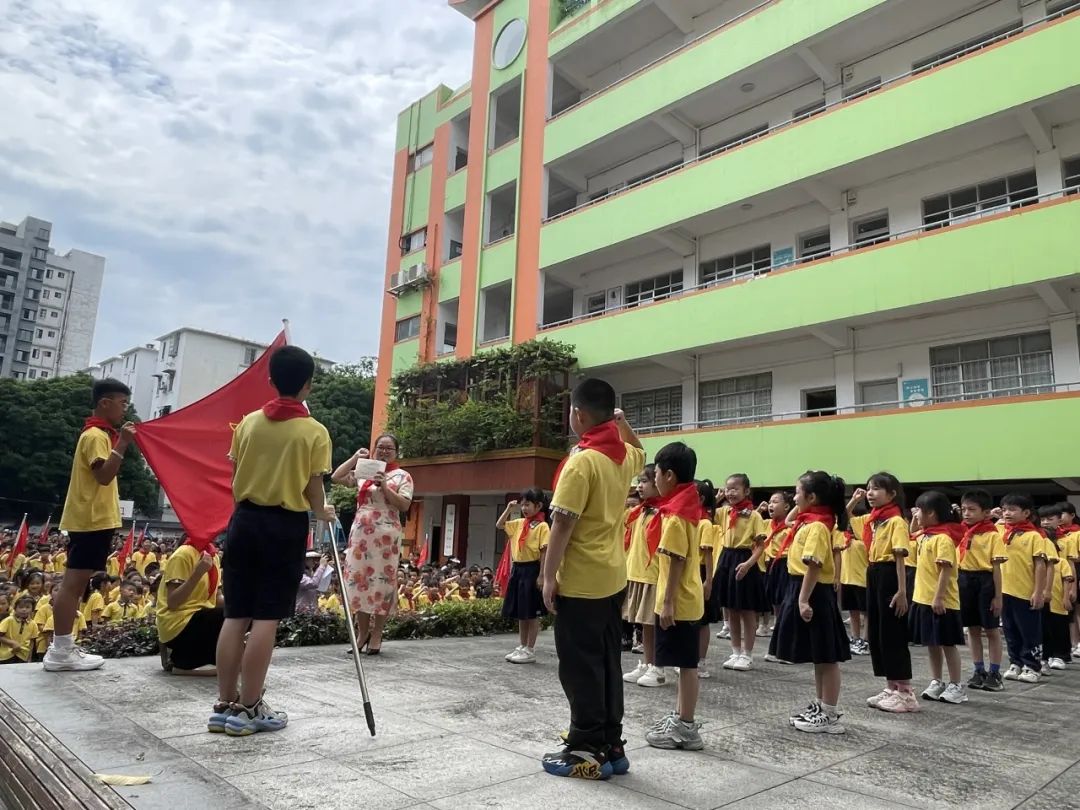 锦绣路小学【入队|静秀德育】“红领巾爱祖国  挺膺担当向未来”——2024年第一批少先队员入队仪式 第16张