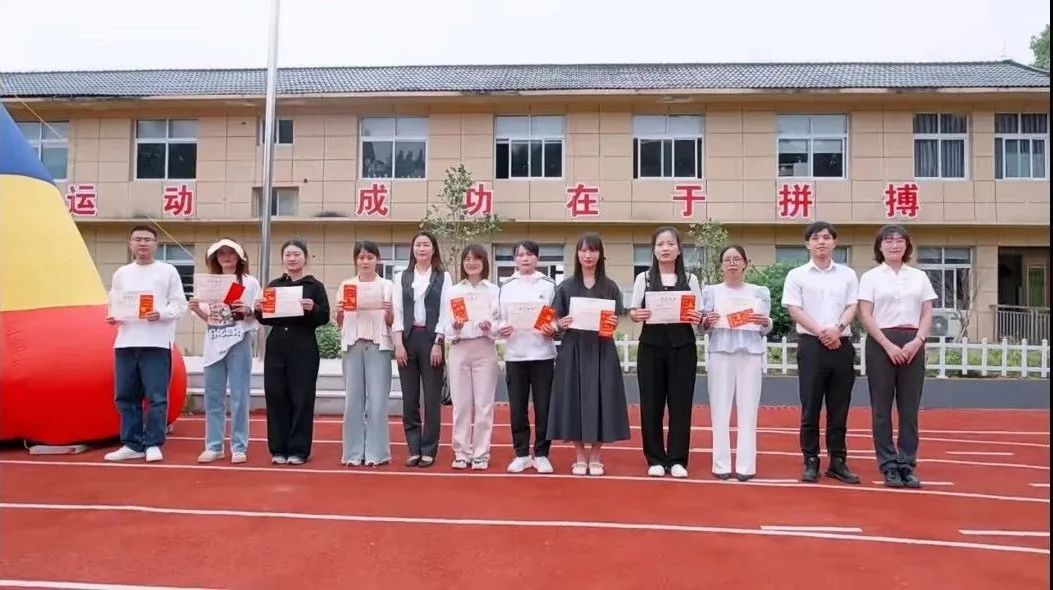 护航成长,与爱童行——月湖小学“学习之星”颁奖典礼暨浙商银行爱心公益庆六一、镇领导莅临我校进行“六一”慰问系列活动 第11张