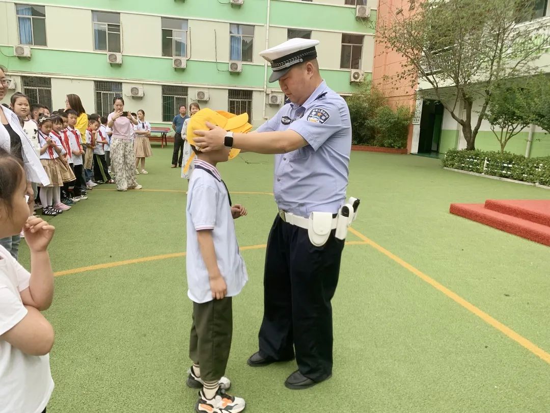 【东四路小学‖安全】道路千万条  安全第一条—“交通安全”主题教育活动 第9张