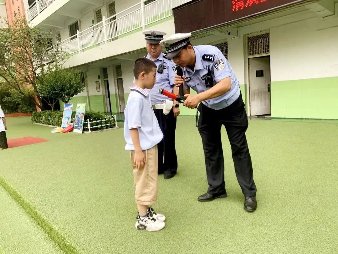 【东四路小学‖安全】道路千万条  安全第一条—“交通安全”主题教育活动 第7张