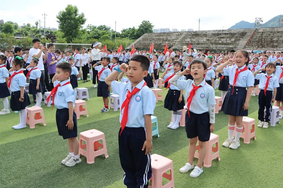 铜仁市第二十小学(学院附小)“红领巾爱祖国”新队员入队暨“六一”文艺汇演主题活动 第45张