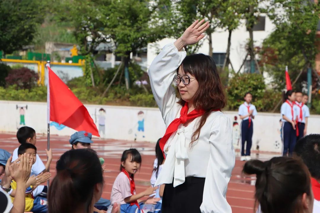 铜仁市第二十小学(学院附小)“红领巾爱祖国”新队员入队暨“六一”文艺汇演主题活动 第9张