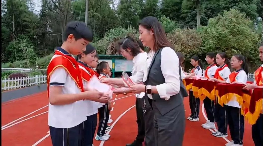 护航成长,与爱童行——月湖小学“学习之星”颁奖典礼暨浙商银行爱心公益庆六一、镇领导莅临我校进行“六一”慰问系列活动 第7张