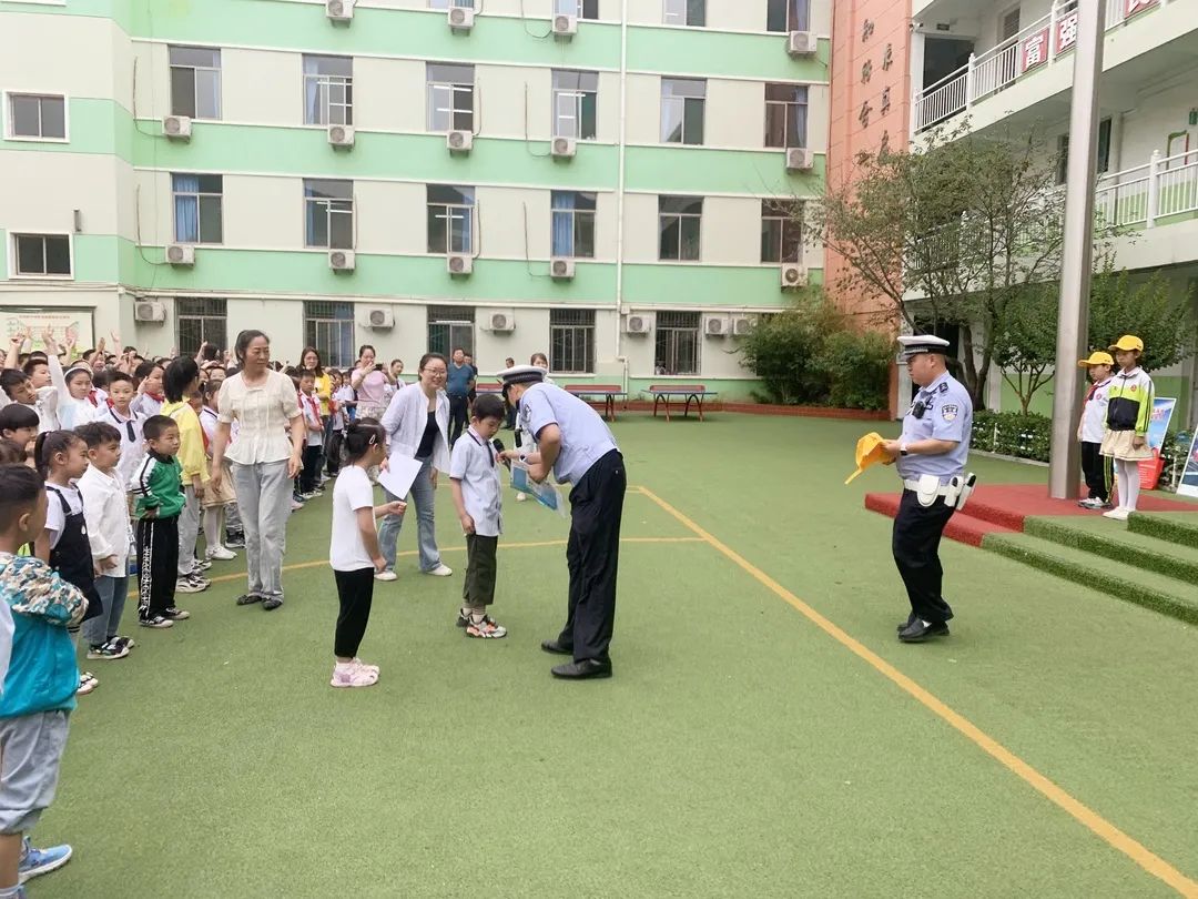 【东四路小学‖安全】道路千万条  安全第一条—“交通安全”主题教育活动 第6张