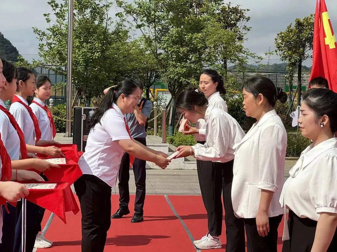 铜仁市第二十小学(学院附小)“红领巾爱祖国”新队员入队暨“六一”文艺汇演主题活动 第62张