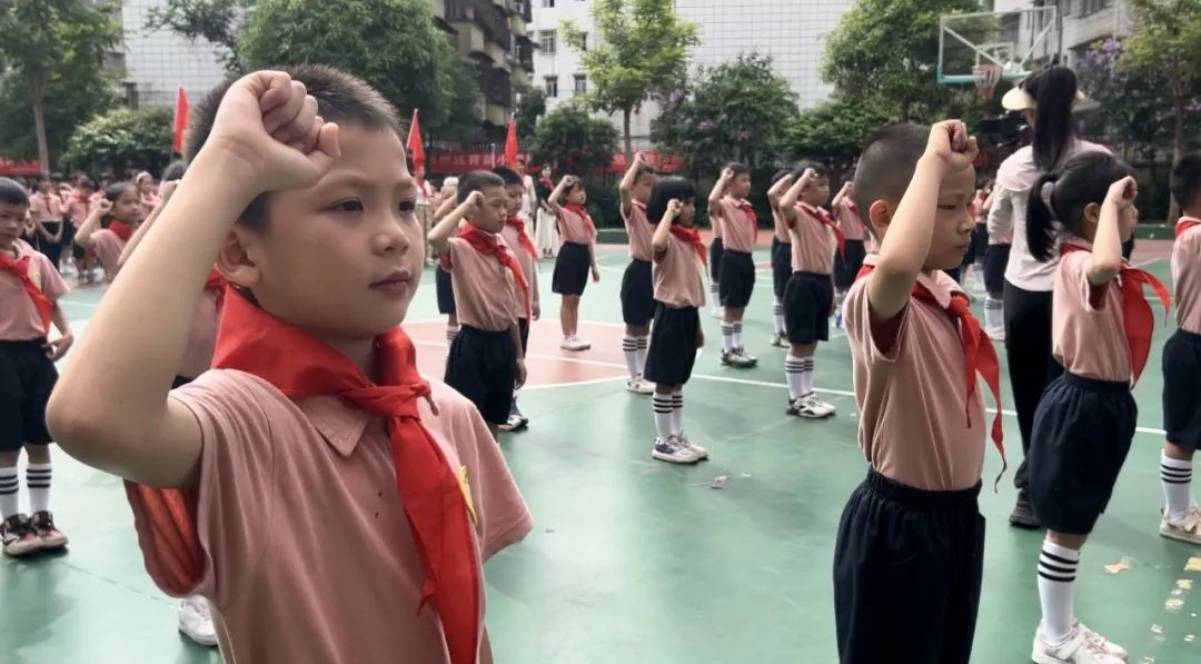 你好,少先队!——玉州区育苗小学2024年春一年级入队仪式 第15张