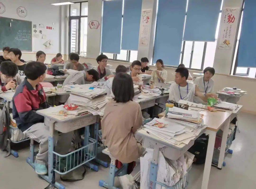 味蕾尽欢抢零食 奔赴中考释压力——浙师大附中开展初三学子抢零食趣味减压活动 第21张