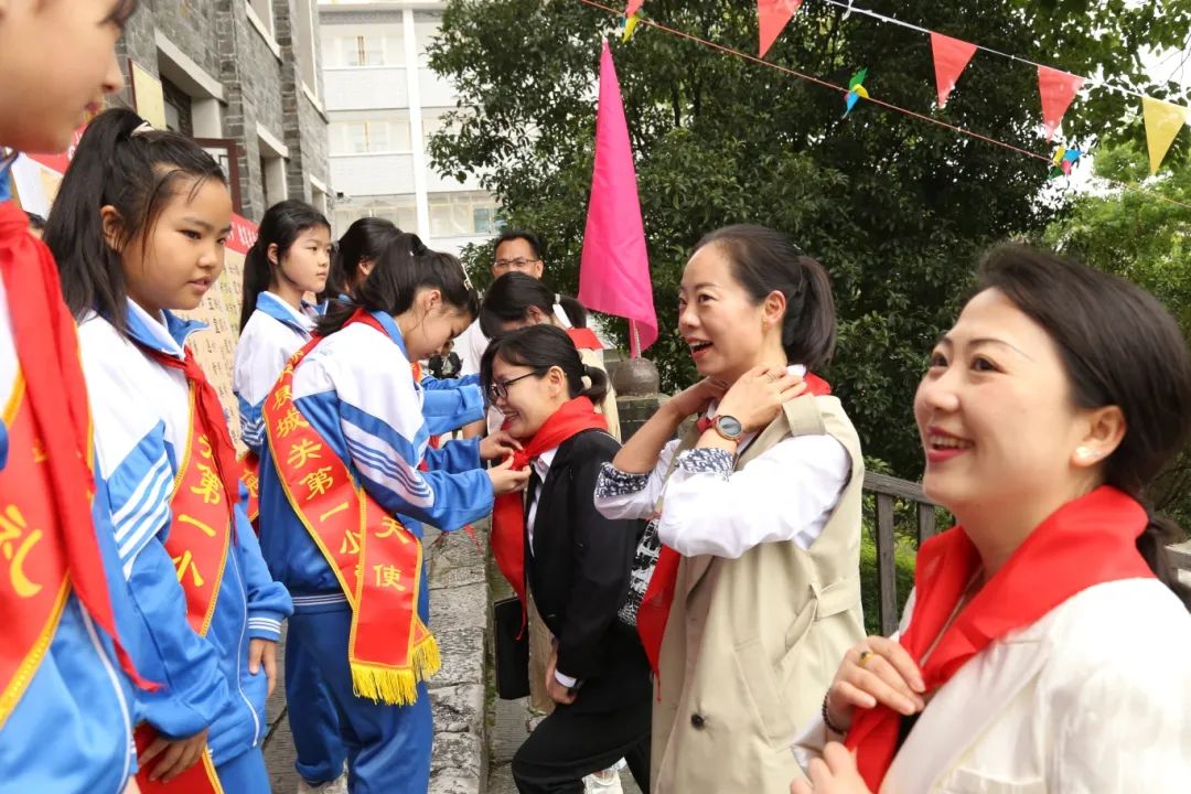 红领巾相约中国梦——黎平县城关第一小学举行庆“六一”表扬大会暨文艺表演 第3张