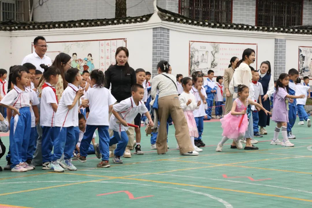 红领巾相约中国梦——黎平县城关第一小学举行庆“六一”表扬大会暨文艺表演 第27张