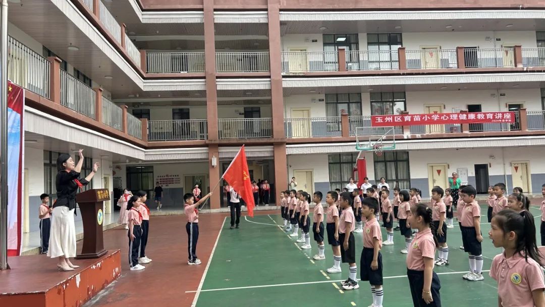 你好,少先队!——玉州区育苗小学2024年春一年级入队仪式 第8张