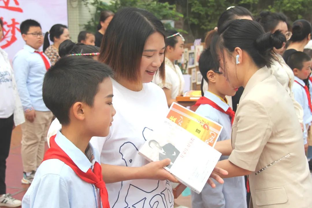 兴隆中心小学校成功举办第七届读书艺术节闭幕式暨“六一”汇报演出 第16张