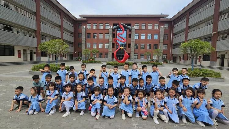 走进小学 体验成长——西安市第三保育院组织大班幼儿参观洒金桥小学 第1张