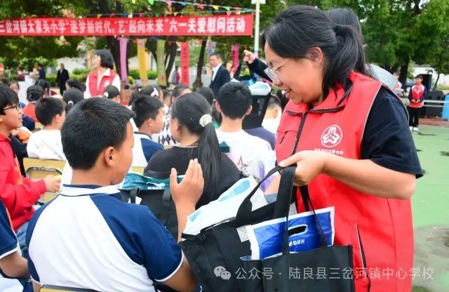 陆良县妇联与县统计局到三岔河镇太家头小学开展“六一”儿童节慰问活动 第4张