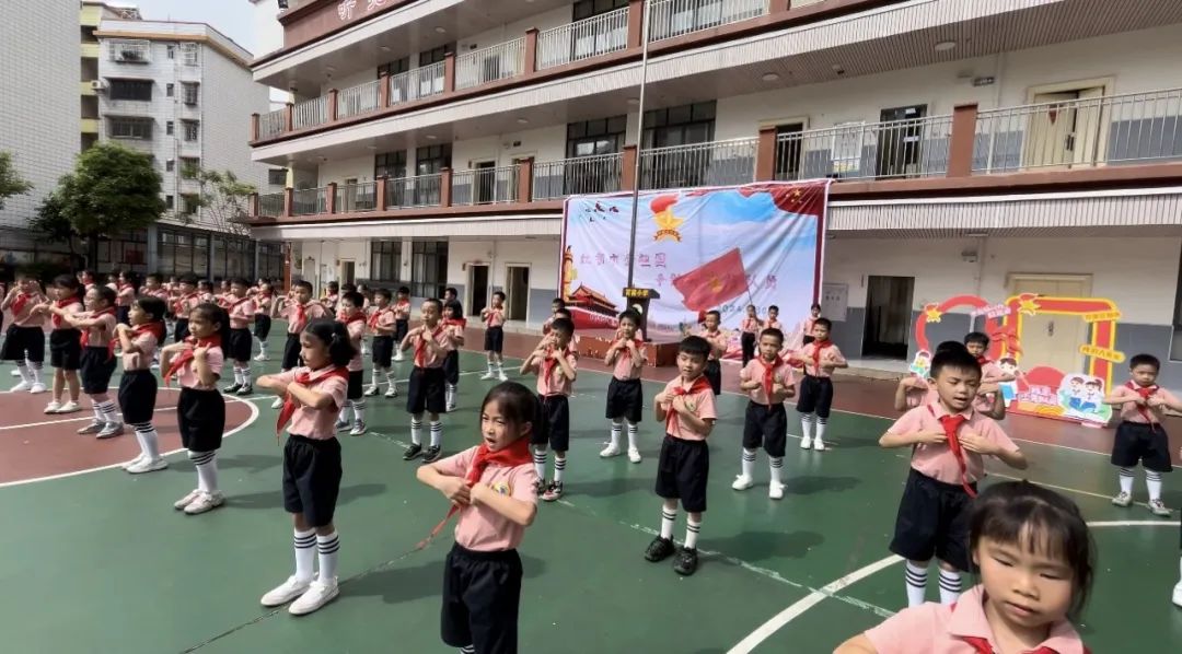 你好,少先队!——玉州区育苗小学2024年春一年级入队仪式 第25张