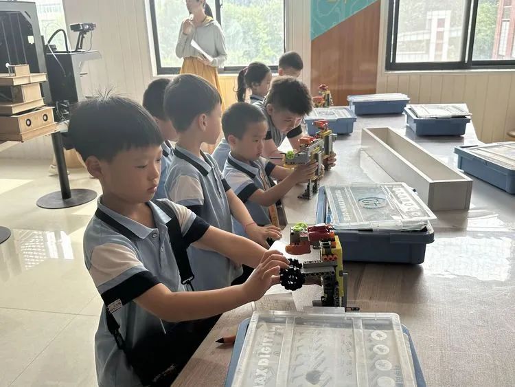 走进小学 体验成长——西安市第三保育院组织大班幼儿参观洒金桥小学 第7张