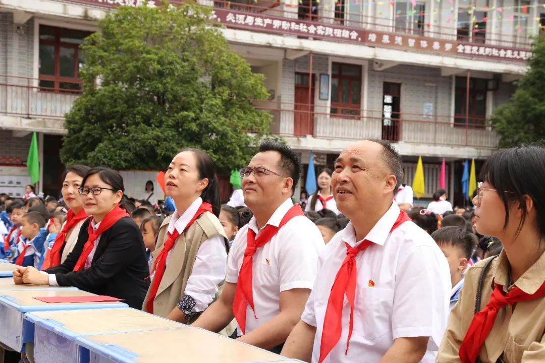 红领巾相约中国梦——黎平县城关第一小学举行庆“六一”表扬大会暨文艺表演 第2张