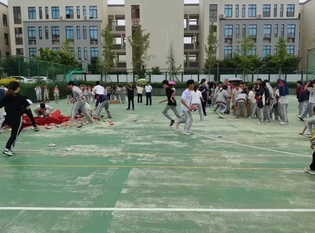 味蕾尽欢抢零食 奔赴中考释压力——浙师大附中开展初三学子抢零食趣味减压活动 第14张