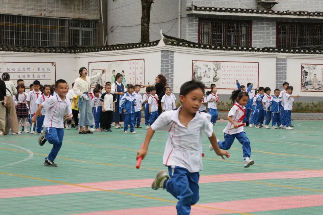 红领巾相约中国梦——黎平县城关第一小学举行庆“六一”表扬大会暨文艺表演 第28张