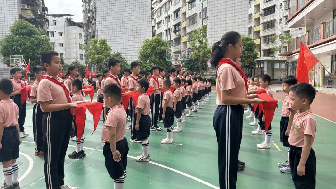 你好,少先队!——玉州区育苗小学2024年春一年级入队仪式 第10张