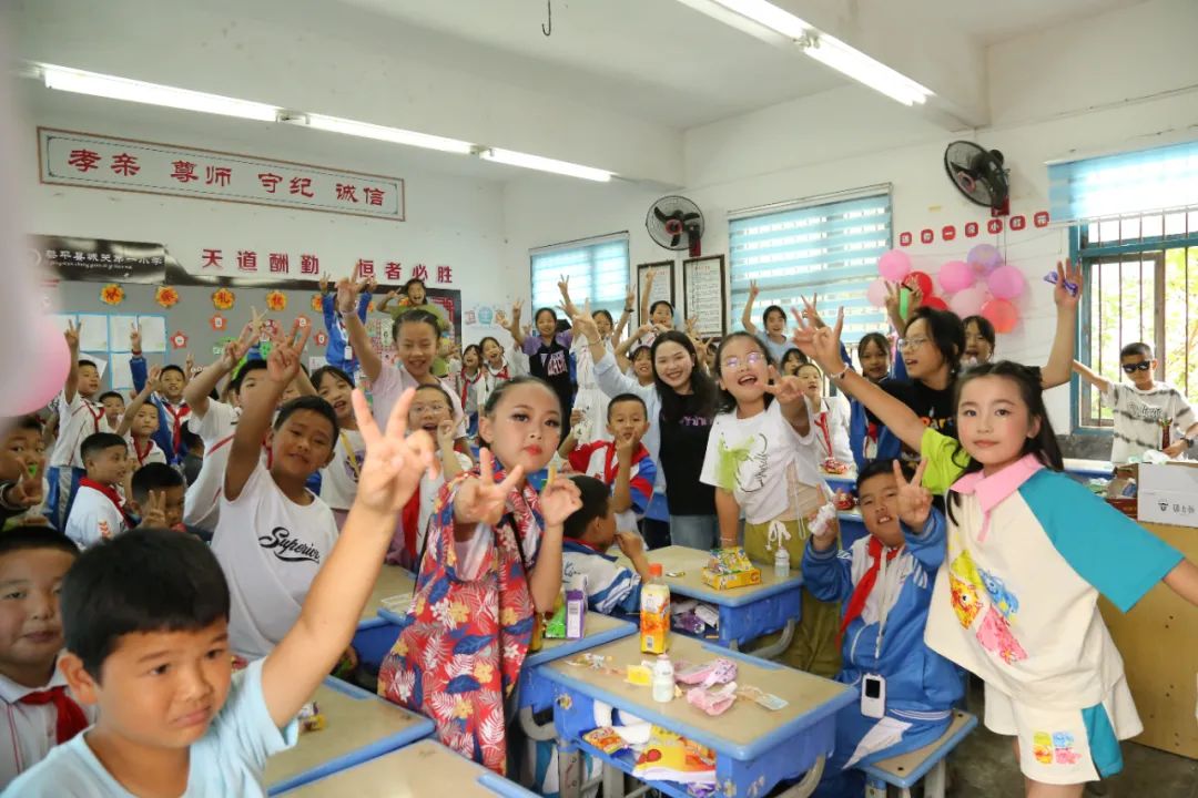 红领巾相约中国梦——黎平县城关第一小学举行庆“六一”表扬大会暨文艺表演 第22张