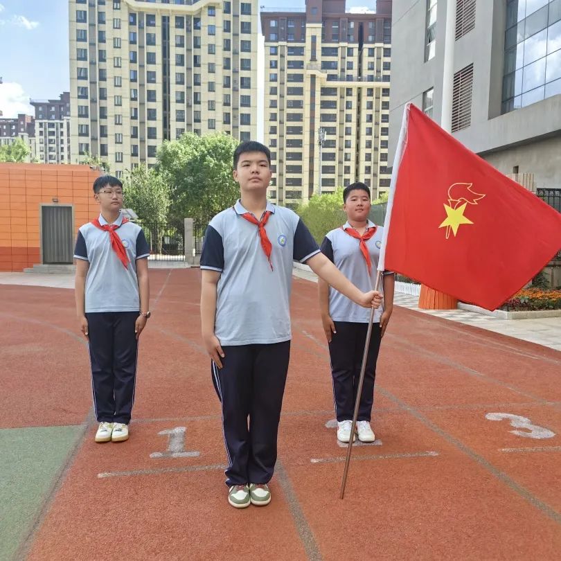 【万达小学·红领巾】冀疆少年手拉手 高举队旗跟党走————一年级新队员入队仪式 第29张