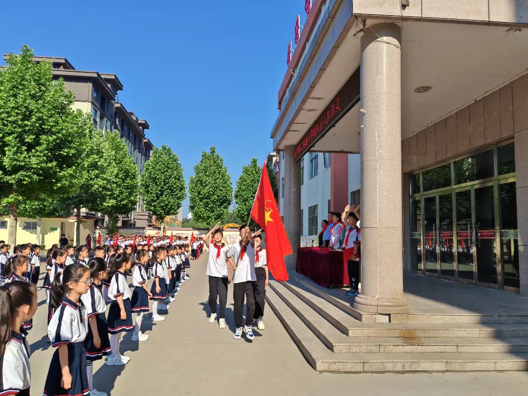 安丘市第二实验小学举行“红领巾爱祖国 争做新时代好队员”——2024年少先队新队员入队仪式 第6张