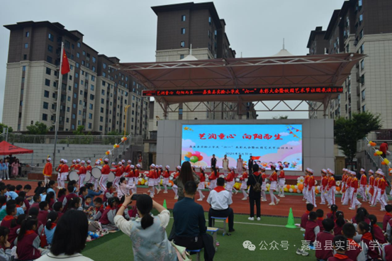 艺润童心 向阳而生——嘉鱼县实验小学开展庆“六一”表彰大会暨校园艺术节社团展演活动 第2张