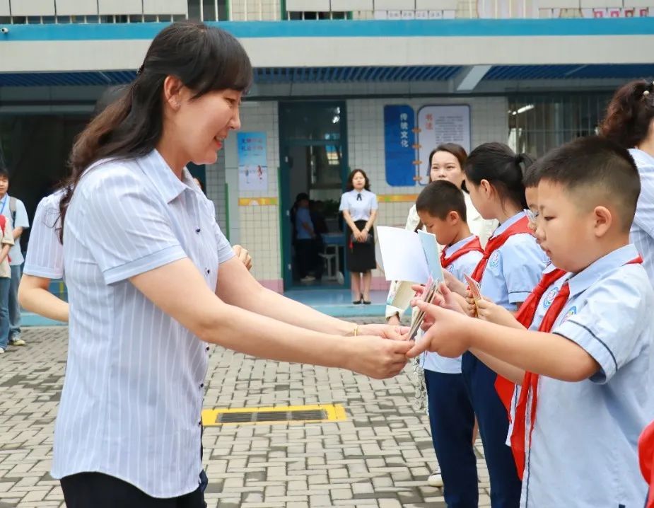 【喜报】咸阳彩虹小学周一晨会颁奖 第18张