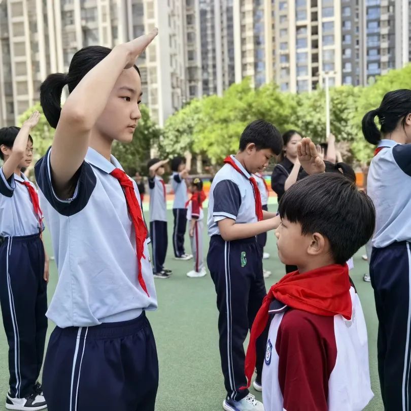 【万达小学·红领巾】冀疆少年手拉手 高举队旗跟党走————一年级新队员入队仪式 第40张