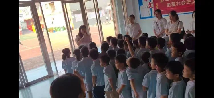 小学初体验,以“趣”韵童心——大名县第三幼儿园小朋友来我校参观学习 第13张