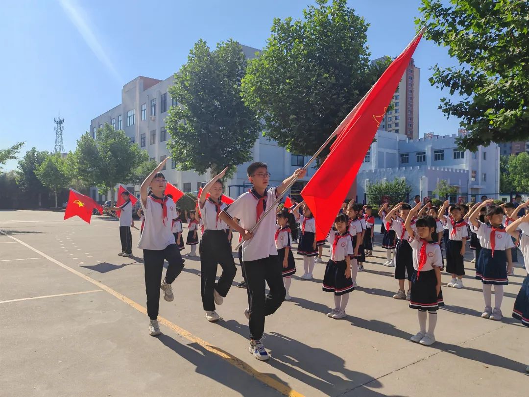 安丘市第二实验小学举行“红领巾爱祖国 争做新时代好队员”——2024年少先队新队员入队仪式 第45张