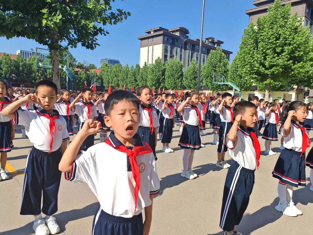 安丘市第二实验小学举行“红领巾爱祖国 争做新时代好队员”——2024年少先队新队员入队仪式 第43张