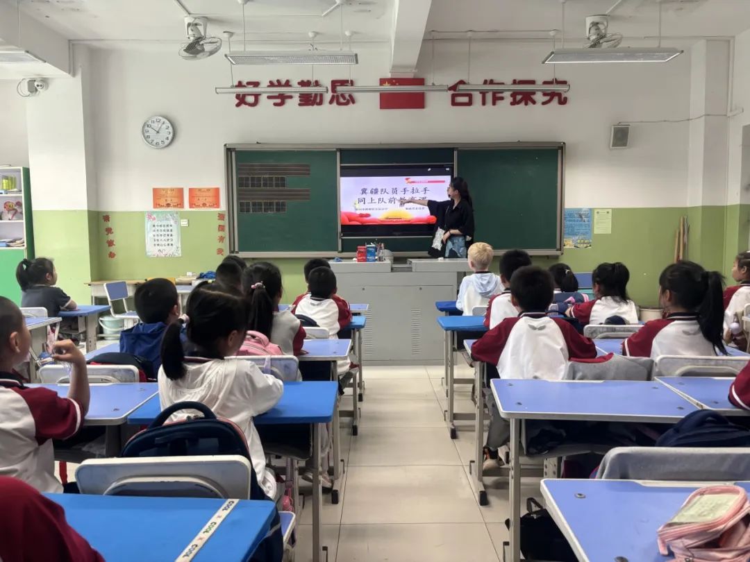 【万达小学·红领巾】冀疆少年手拉手 高举队旗跟党走————一年级新队员入队仪式 第12张