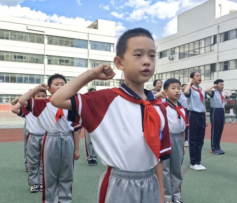 【万达小学·红领巾】冀疆少年手拉手 高举队旗跟党走————一年级新队员入队仪式 第44张