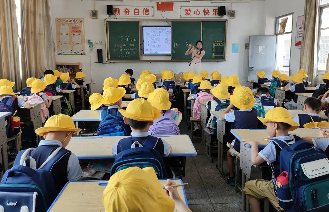 【幼小衔接】“趣”见小学,“幼”见美好——漳浦县六鳌第二中心幼儿园大班参观小学活动 第76张