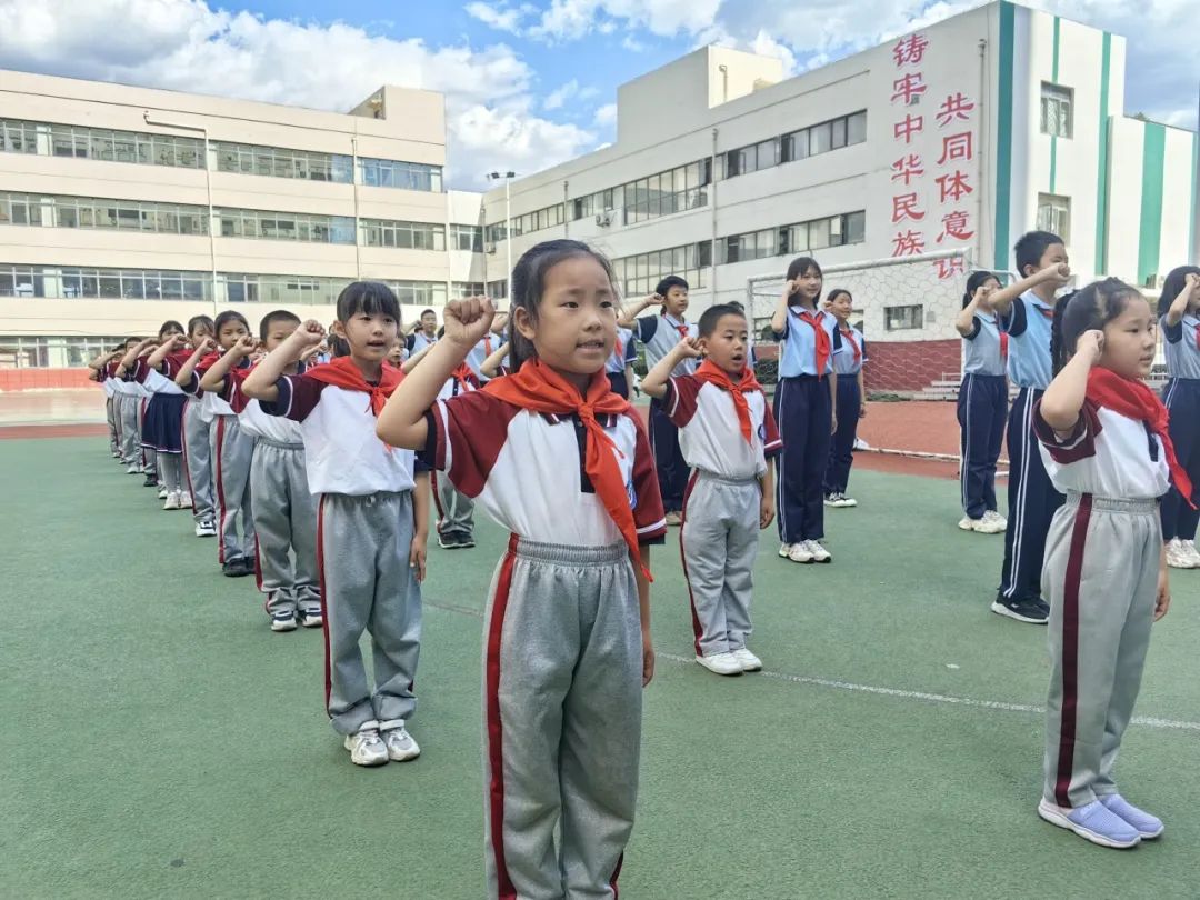 【万达小学·红领巾】冀疆少年手拉手 高举队旗跟党走————一年级新队员入队仪式 第47张