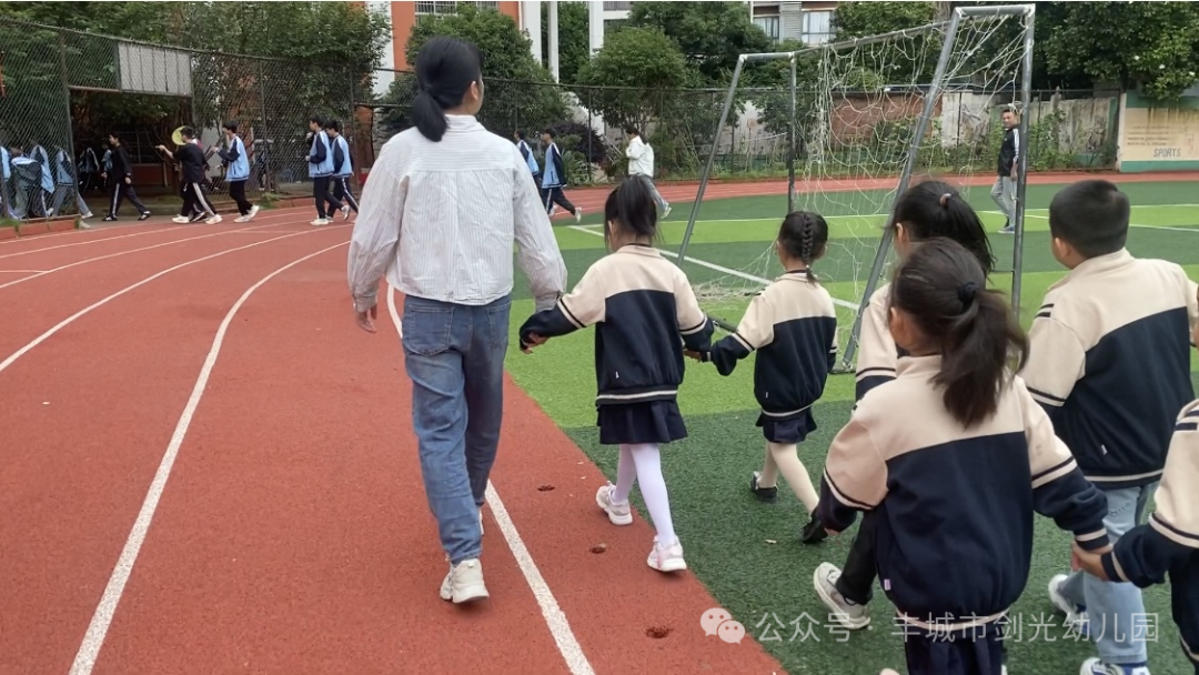 “走进小学 感悟成长”—丰城市剑光幼儿园大班组参观小学活动集锦 第10张