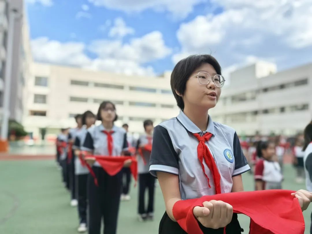 【万达小学·红领巾】冀疆少年手拉手 高举队旗跟党走————一年级新队员入队仪式 第32张