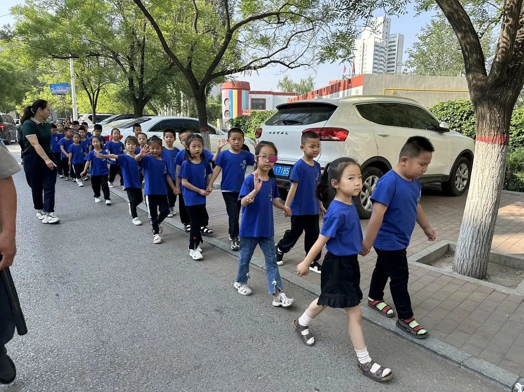 初探小学  礼遇成长——神木市大柳塔第五幼儿园大班参观小学社会实践活动纪实 第6张