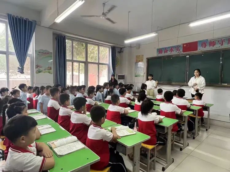 小学初体验,以“趣”韵童心——大名县第三幼儿园小朋友来我校参观学习 第10张