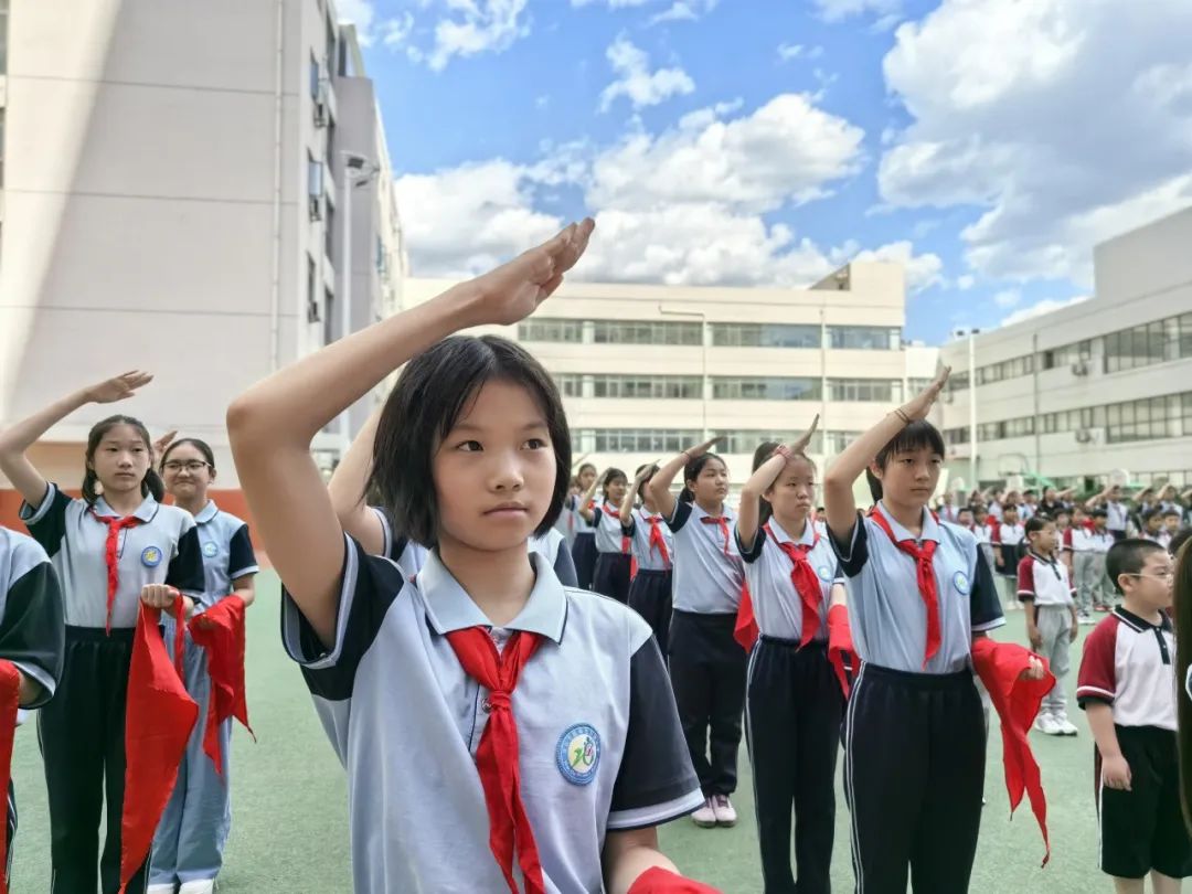 【万达小学·红领巾】冀疆少年手拉手 高举队旗跟党走————一年级新队员入队仪式 第28张