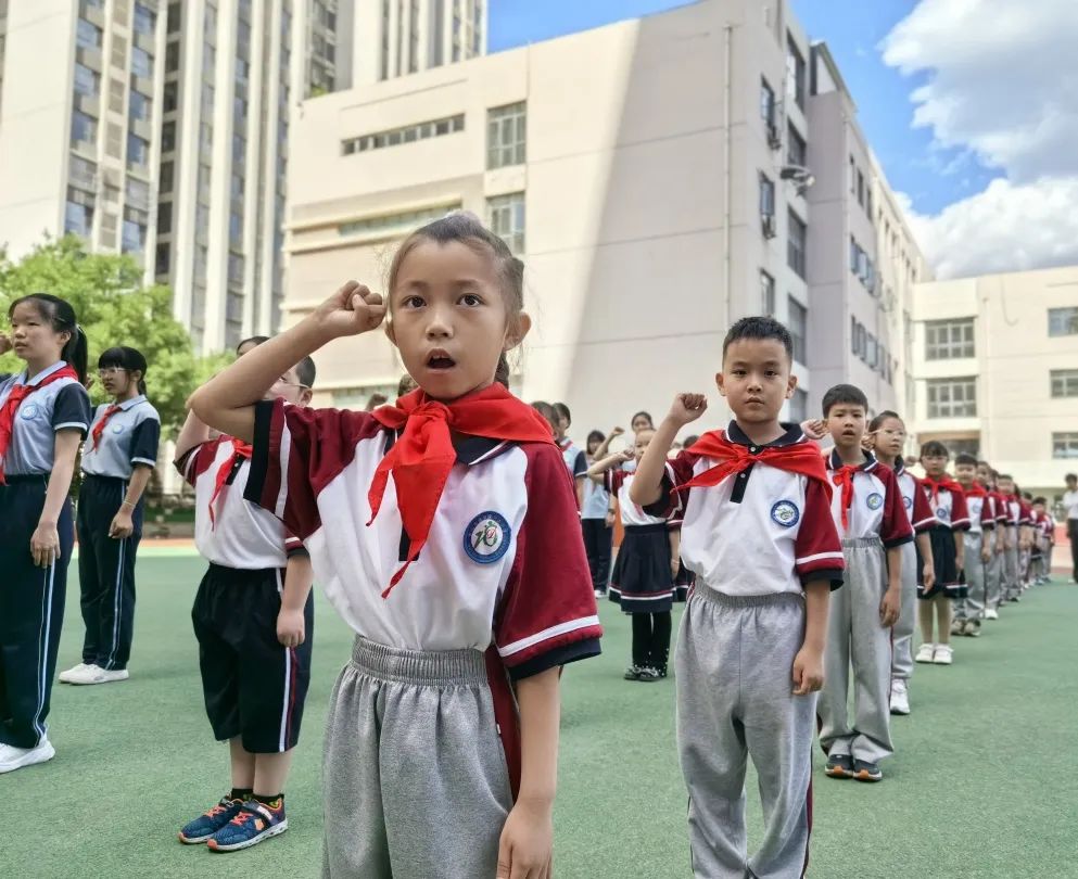 【万达小学·红领巾】冀疆少年手拉手 高举队旗跟党走————一年级新队员入队仪式 第61张