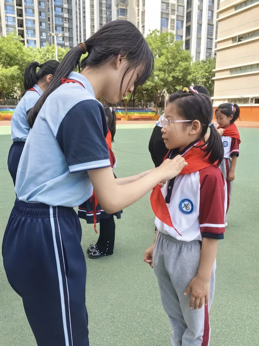 【万达小学·红领巾】冀疆少年手拉手 高举队旗跟党走————一年级新队员入队仪式 第38张