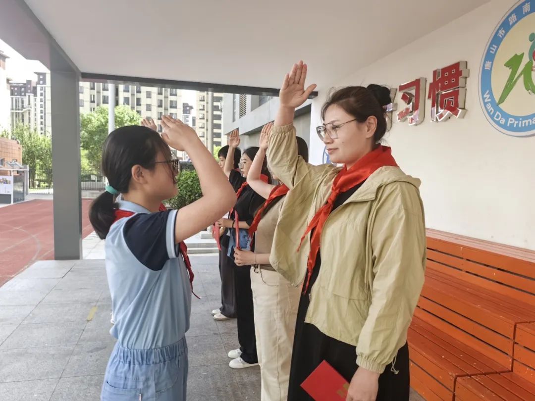 【万达小学·红领巾】冀疆少年手拉手 高举队旗跟党走————一年级新队员入队仪式 第53张