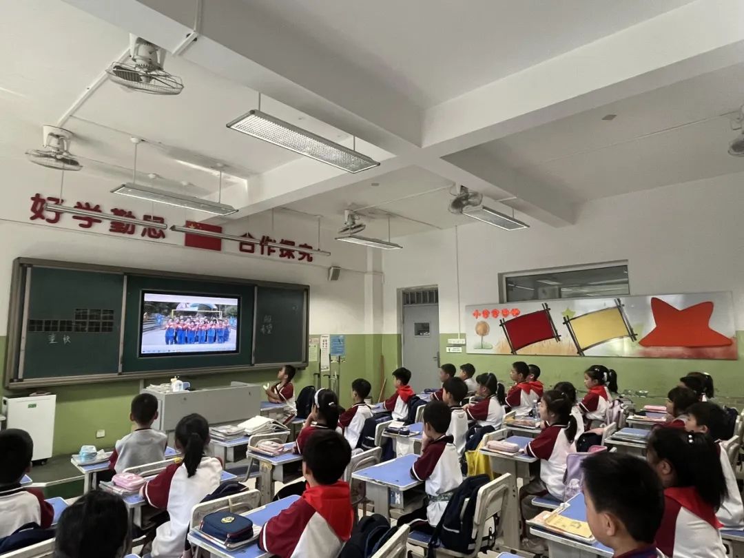 【万达小学·红领巾】冀疆少年手拉手 高举队旗跟党走————一年级新队员入队仪式 第19张