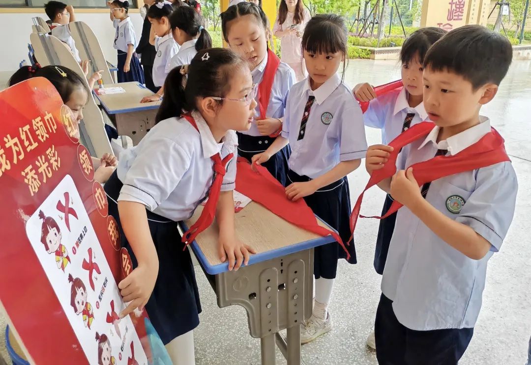 “小小红领巾,闪闪在我心”——山南小学教育集团东湖小学开展2024年少先队入队系列活动 第12张