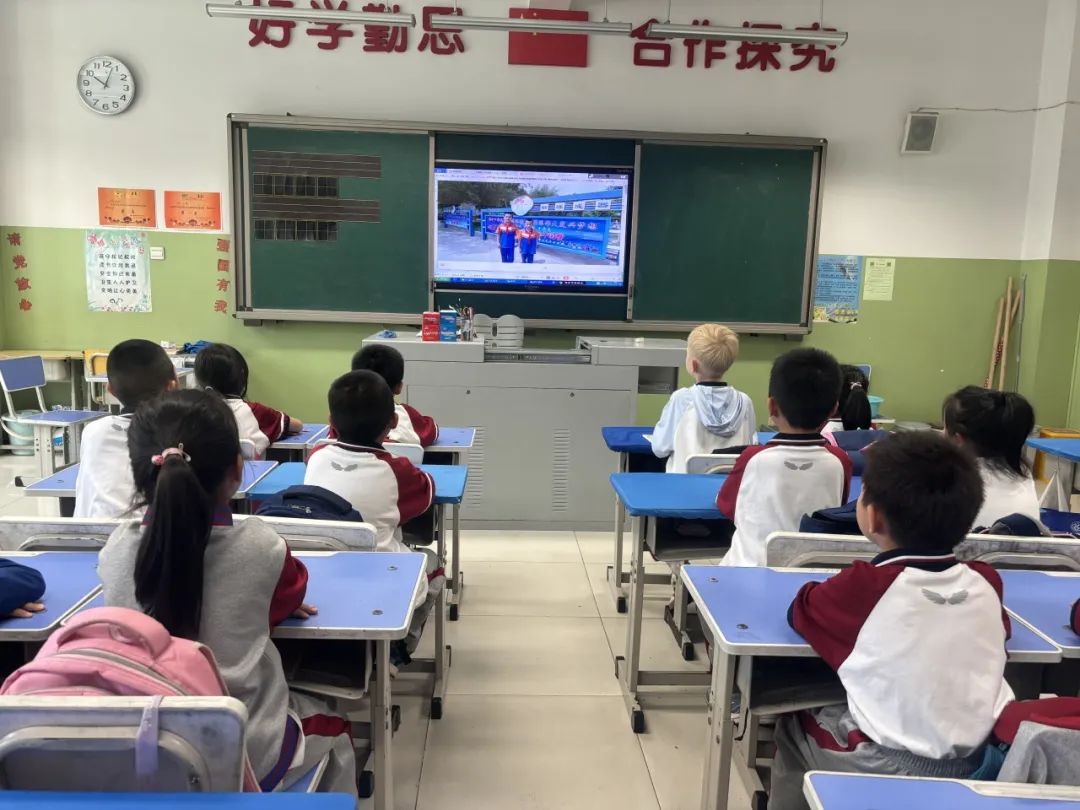 【万达小学·红领巾】冀疆少年手拉手 高举队旗跟党走————一年级新队员入队仪式 第22张